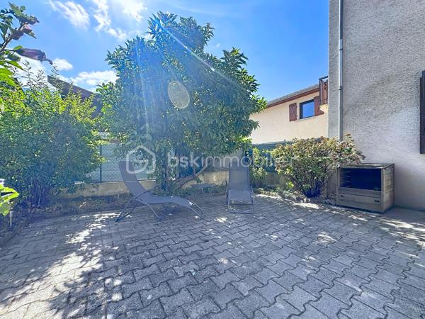 Située avenue d’Uriage à Vaulnaveys-le-Haut, dans une impasse au calme et à proximité immédiate des commerces et commodités, venez découvrir cette maison mitoyenne d’environ 97 m² habitables, répartie sur 3 niveaux.
Implantée sur une parcelle de 136 m²environ, elle bénéficie d’une exposition Est-Ouest et sa cour permet le stationnement de deux véhicules.
La maison se compose, au rez-de-chaussée, d’une entrée avec rangement, d’une agréable pièce de vie avec cuisine ouverte équipée, ainsi que d’une buanderie et d’un WC.
Le premier étage propose deux chambres, une salle de bains avec baignoire et double vasque, ainsi qu’un WC indépendant.
Le dernier niveau accueille deux chambres supplémentaires, offrant ainsi un total de quatre chambres, avec de nombreux rangements.
La maison dispose d'un chauffage électrique mais également d’un poêle à granulés, de double vitrage bois, de volets électriques au rez-de-chaussée et de la fibre optique. La plomberie et l’électricité ont été refaites il y a environ 5 ans.
Taxe foncière : 1 282 € / an.