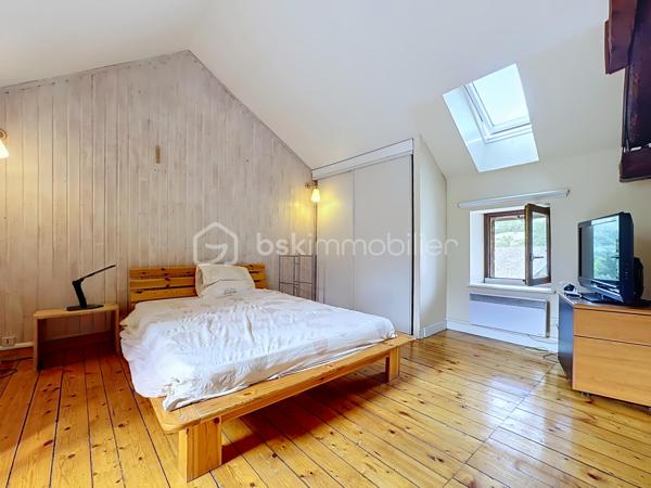 Située avenue d’Uriage à Vaulnaveys-le-Haut, dans une impasse au calme et à proximité immédiate des commerces et commodités, venez découvrir cette maison mitoyenne d’environ 97 m² habitables, répartie sur 3 niveaux.
Implantée sur une parcelle de 136 m²environ, elle bénéficie d’une exposition Est-Ouest et sa cour permet le stationnement de deux véhicules.
La maison se compose, au rez-de-chaussée, d’une entrée avec rangement, d’une agréable pièce de vie avec cuisine ouverte équipée, ainsi que d’une buanderie et d’un WC.
Le premier étage propose deux chambres, une salle de bains avec baignoire et double vasque, ainsi qu’un WC indépendant.
Le dernier niveau accueille deux chambres supplémentaires, offrant ainsi un total de quatre chambres, avec de nombreux rangements.
La maison dispose d'un chauffage électrique mais également d’un poêle à granulés, de double vitrage bois, de volets électriques au rez-de-chaussée et de la fibre optique. La plomberie et l’électricité ont été refaites il y a environ 5 ans.
Taxe foncière : 1 282 € / an.