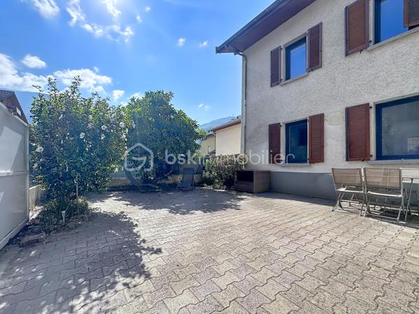 Située avenue d’Uriage à Vaulnaveys-le-Haut, dans une impasse au calme et à proximité immédiate des commerces et commodités, venez découvrir cette maison mitoyenne d’environ 97 m² habitables, répartie sur 3 niveaux.
Implantée sur une parcelle de 136 m²environ, elle bénéficie d’une exposition Est-Ouest et sa cour permet le stationnement de deux véhicules.
La maison se compose, au rez-de-chaussée, d’une entrée avec rangement, d’une agréable pièce de vie avec cuisine ouverte équipée, ainsi que d’une buanderie et d’un WC.
Le premier étage propose deux chambres, une salle de bains avec baignoire et double vasque, ainsi qu’un WC indépendant.
Le dernier niveau accueille deux chambres supplémentaires, offrant ainsi un total de quatre chambres, avec de nombreux rangements.
La maison dispose d'un chauffage électrique mais également d’un poêle à granulés, de double vitrage bois, de volets électriques au rez-de-chaussée et de la fibre optique. La plomberie et l’électricité ont été refaites il y a environ 5 ans.
Taxe foncière : 1 282 € / an.