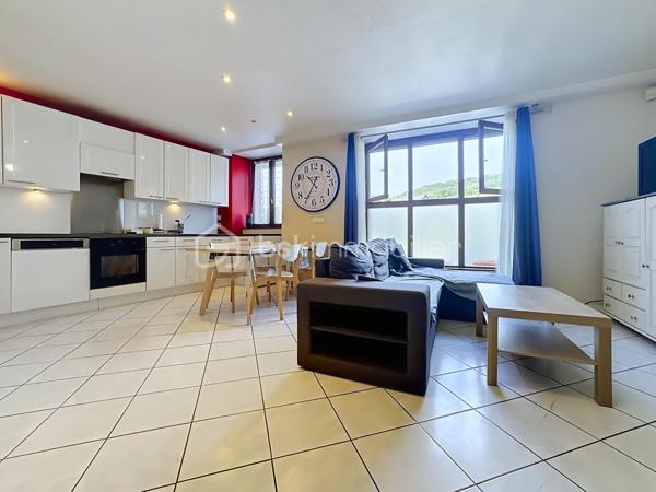 Située avenue d’Uriage à Vaulnaveys-le-Haut, dans une impasse au calme et à proximité immédiate des commerces et commodités, venez découvrir cette maison mitoyenne d’environ 97 m² habitables, répartie sur 3 niveaux.
Implantée sur une parcelle de 136 m²environ, elle bénéficie d’une exposition Est-Ouest et sa cour permet le stationnement de deux véhicules.
La maison se compose, au rez-de-chaussée, d’une entrée avec rangement, d’une agréable pièce de vie avec cuisine ouverte équipée, ainsi que d’une buanderie et d’un WC.
Le premier étage propose deux chambres, une salle de bains avec baignoire et double vasque, ainsi qu’un WC indépendant.
Le dernier niveau accueille deux chambres supplémentaires, offrant ainsi un total de quatre chambres, avec de nombreux rangements.
La maison dispose d'un chauffage électrique mais également d’un poêle à granulés, de double vitrage bois, de volets électriques au rez-de-chaussée et de la fibre optique. La plomberie et l’électricité ont été refaites il y a environ 5 ans.
Taxe foncière : 1 282 € / an.