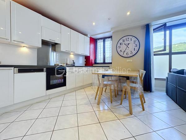 Située avenue d’Uriage à Vaulnaveys-le-Haut, dans une impasse au calme et à proximité immédiate des commerces et commodités, venez découvrir cette maison mitoyenne d’environ 97 m² habitables, répartie sur 3 niveaux.
Implantée sur une parcelle de 136 m²environ, elle bénéficie d’une exposition Est-Ouest et sa cour permet le stationnement de deux véhicules.
La maison se compose, au rez-de-chaussée, d’une entrée avec rangement, d’une agréable pièce de vie avec cuisine ouverte équipée, ainsi que d’une buanderie et d’un WC.
Le premier étage propose deux chambres, une salle de bains avec baignoire et double vasque, ainsi qu’un WC indépendant.
Le dernier niveau accueille deux chambres supplémentaires, offrant ainsi un total de quatre chambres, avec de nombreux rangements.
La maison dispose d'un chauffage électrique mais également d’un poêle à granulés, de double vitrage bois, de volets électriques au rez-de-chaussée et de la fibre optique. La plomberie et l’électricité ont été refaites il y a environ 5 ans.
Taxe foncière : 1 282 € / an.