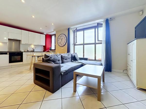 Située avenue d’Uriage à Vaulnaveys-le-Haut, dans une impasse au calme et à proximité immédiate des commerces et commodités, venez découvrir cette maison mitoyenne d’environ 97 m² habitables, répartie sur 3 niveaux.
Implantée sur une parcelle de 136 m²environ, elle bénéficie d’une exposition Est-Ouest et sa cour permet le stationnement de deux véhicules.
La maison se compose, au rez-de-chaussée, d’une entrée avec rangement, d’une agréable pièce de vie avec cuisine ouverte équipée, ainsi que d’une buanderie et d’un WC.
Le premier étage propose deux chambres, une salle de bains avec baignoire et double vasque, ainsi qu’un WC indépendant.
Le dernier niveau accueille deux chambres supplémentaires, offrant ainsi un total de quatre chambres, avec de nombreux rangements.
La maison dispose d'un chauffage électrique mais également d’un poêle à granulés, de double vitrage bois, de volets électriques au rez-de-chaussée et de la fibre optique. La plomberie et l’électricité ont été refaites il y a environ 5 ans.
Taxe foncière : 1 282 € / an.