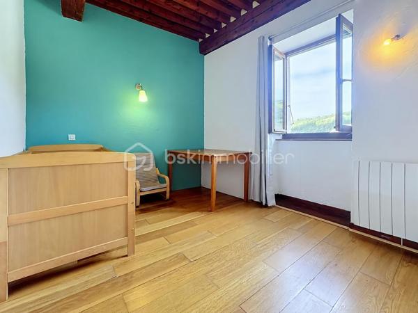 Située avenue d’Uriage à Vaulnaveys-le-Haut, dans une impasse au calme et à proximité immédiate des commerces et commodités, venez découvrir cette maison mitoyenne d’environ 97 m² habitables, répartie sur 3 niveaux.
Implantée sur une parcelle de 136 m²environ, elle bénéficie d’une exposition Est-Ouest et sa cour permet le stationnement de deux véhicules.
La maison se compose, au rez-de-chaussée, d’une entrée avec rangement, d’une agréable pièce de vie avec cuisine ouverte équipée, ainsi que d’une buanderie et d’un WC.
Le premier étage propose deux chambres, une salle de bains avec baignoire et double vasque, ainsi qu’un WC indépendant.
Le dernier niveau accueille deux chambres supplémentaires, offrant ainsi un total de quatre chambres, avec de nombreux rangements.
La maison dispose d'un chauffage électrique mais également d’un poêle à granulés, de double vitrage bois, de volets électriques au rez-de-chaussée et de la fibre optique. La plomberie et l’électricité ont été refaites il y a environ 5 ans.
Taxe foncière : 1 282 € / an.