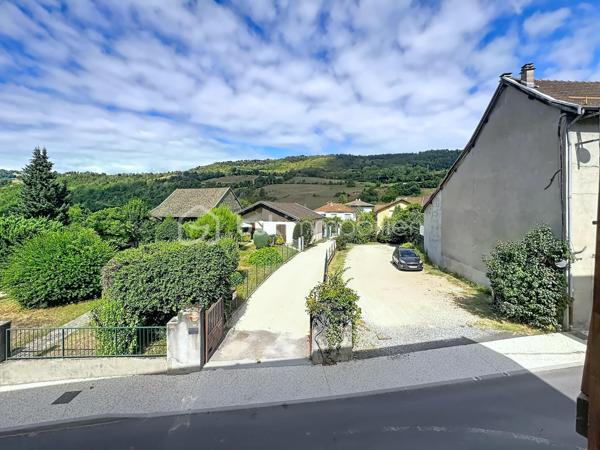 Située avenue d’Uriage à Vaulnaveys-le-Haut, dans une impasse au calme et à proximité immédiate des commerces et commodités, venez découvrir cette maison mitoyenne d’environ 97 m² habitables, répartie sur 3 niveaux.
Implantée sur une parcelle de 136 m²environ, elle bénéficie d’une exposition Est-Ouest et sa cour permet le stationnement de deux véhicules.
La maison se compose, au rez-de-chaussée, d’une entrée avec rangement, d’une agréable pièce de vie avec cuisine ouverte équipée, ainsi que d’une buanderie et d’un WC.
Le premier étage propose deux chambres, une salle de bains avec baignoire et double vasque, ainsi qu’un WC indépendant.
Le dernier niveau accueille deux chambres supplémentaires, offrant ainsi un total de quatre chambres, avec de nombreux rangements.
La maison dispose d'un chauffage électrique mais également d’un poêle à granulés, de double vitrage bois, de volets électriques au rez-de-chaussée et de la fibre optique. La plomberie et l’électricité ont été refaites il y a environ 5 ans.
Taxe foncière : 1 282 € / an.