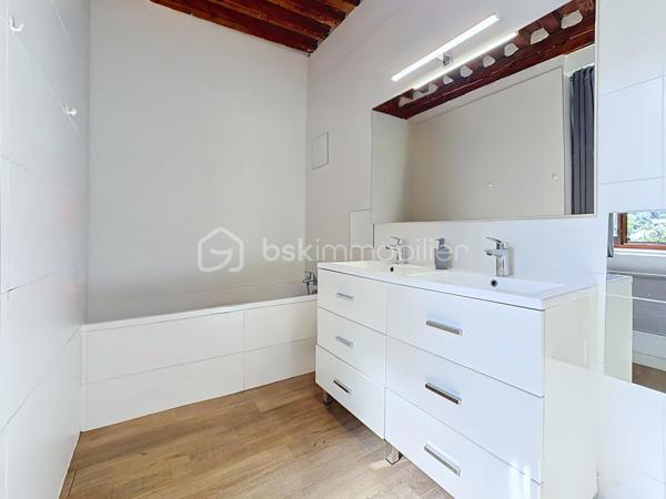 Située avenue d’Uriage à Vaulnaveys-le-Haut, dans une impasse au calme et à proximité immédiate des commerces et commodités, venez découvrir cette maison mitoyenne d’environ 97 m² habitables, répartie sur 3 niveaux.
Implantée sur une parcelle de 136 m²environ, elle bénéficie d’une exposition Est-Ouest et sa cour permet le stationnement de deux véhicules.
La maison se compose, au rez-de-chaussée, d’une entrée avec rangement, d’une agréable pièce de vie avec cuisine ouverte équipée, ainsi que d’une buanderie et d’un WC.
Le premier étage propose deux chambres, une salle de bains avec baignoire et double vasque, ainsi qu’un WC indépendant.
Le dernier niveau accueille deux chambres supplémentaires, offrant ainsi un total de quatre chambres, avec de nombreux rangements.
La maison dispose d'un chauffage électrique mais également d’un poêle à granulés, de double vitrage bois, de volets électriques au rez-de-chaussée et de la fibre optique. La plomberie et l’électricité ont été refaites il y a environ 5 ans.
Taxe foncière : 1 282 € / an.