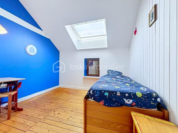 Située avenue d’Uriage à Vaulnaveys-le-Haut, dans une impasse au calme et à proximité immédiate des commerces et commodités, venez découvrir cette maison mitoyenne d’environ 97 m² habitables, répartie sur 3 niveaux.
Implantée sur une parcelle de 136 m²environ, elle bénéficie d’une exposition Est-Ouest et sa cour permet le stationnement de deux véhicules.
La maison se compose, au rez-de-chaussée, d’une entrée avec rangement, d’une agréable pièce de vie avec cuisine ouverte équipée, ainsi que d’une buanderie et d’un WC.
Le premier étage propose deux chambres, une salle de bains avec baignoire et double vasque, ainsi qu’un WC indépendant.
Le dernier niveau accueille deux chambres supplémentaires, offrant ainsi un total de quatre chambres, avec de nombreux rangements.
La maison dispose d'un chauffage électrique mais également d’un poêle à granulés, de double vitrage bois, de volets électriques au rez-de-chaussée et de la fibre optique. La plomberie et l’électricité ont été refaites il y a environ 5 ans.
Taxe foncière : 1 282 € / an.