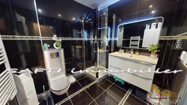 Maison contemporaine 164m2 - 5 chambres - dont un studio T2 indépendant – garage – véranda.