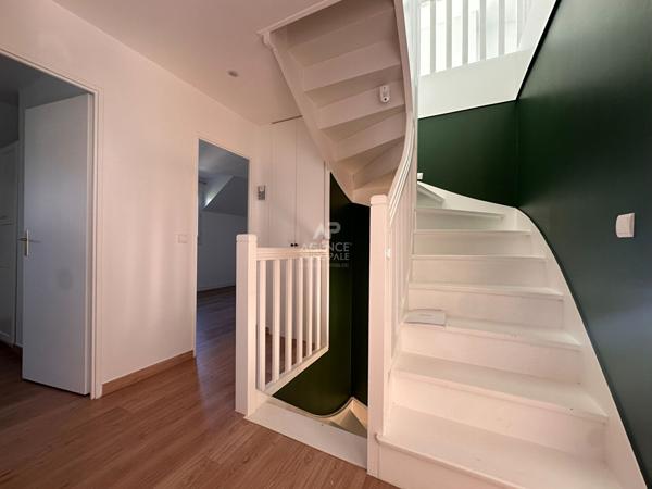 Maison 7 pièces - 163 m² - Lycée International Loyer 3 900 €/mois **  - Référence  17571