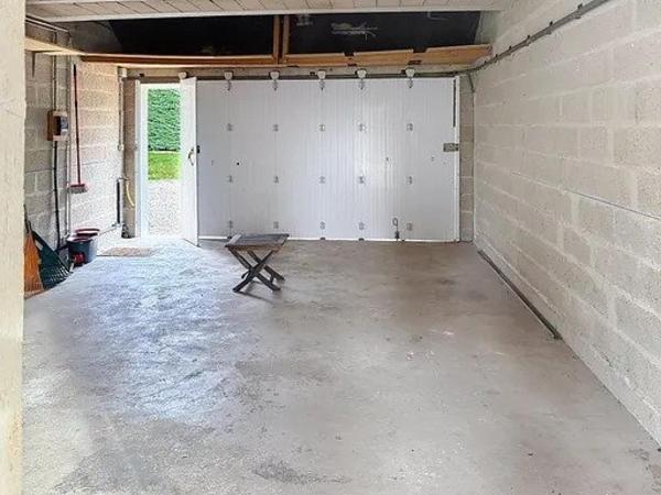 Cette jolie maison familialle avec  un terrain arboré et une piscine chauffée.