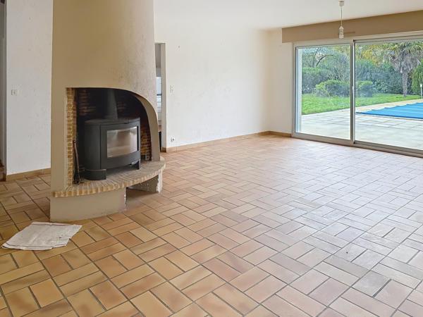 Cette jolie maison familialle avec  un terrain arboré et une piscine chauffée.