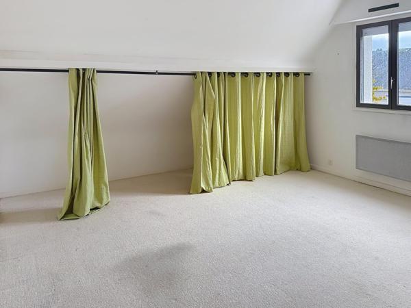 Cette jolie maison familialle avec  un terrain arboré et une piscine chauffée.