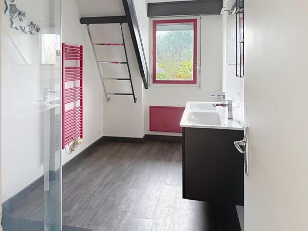 Cette jolie maison familialle avec  un terrain arboré et une piscine chauffée.