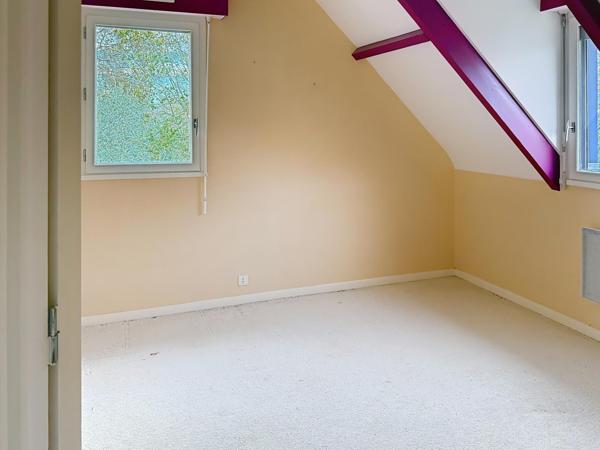 Cette jolie maison familialle avec  un terrain arboré et une piscine chauffée.