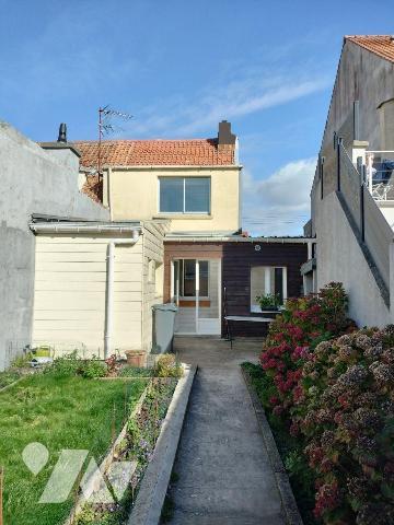 Nous vous proposons cette charmante maison à SAINT MARTIN BOULOGNE (62280) d'une superficie hab...