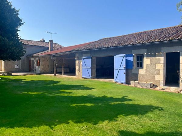 Maison de plain pied de 105 m2 à Fleuré , 2 chambres , grand terrain, garage, atelier ,appentis