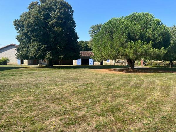 Maison de plain pied de 105 m2 à Fleuré , 2 chambres , grand terrain, garage, atelier ,appentis