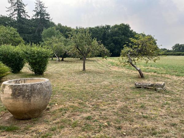 Maison de plain pied de 105 m2 à Fleuré , 2 chambres , grand terrain, garage, atelier ,appentis