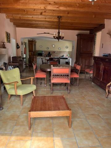 Maison de plain pied de 105 m2 à Fleuré , 2 chambres , grand terrain, garage, atelier ,appentis