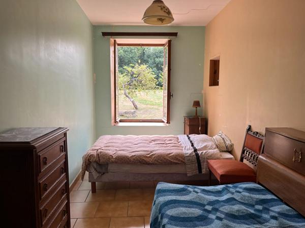 Maison de plain pied de 105 m2 à Fleuré , 2 chambres , grand terrain, garage, atelier ,appentis