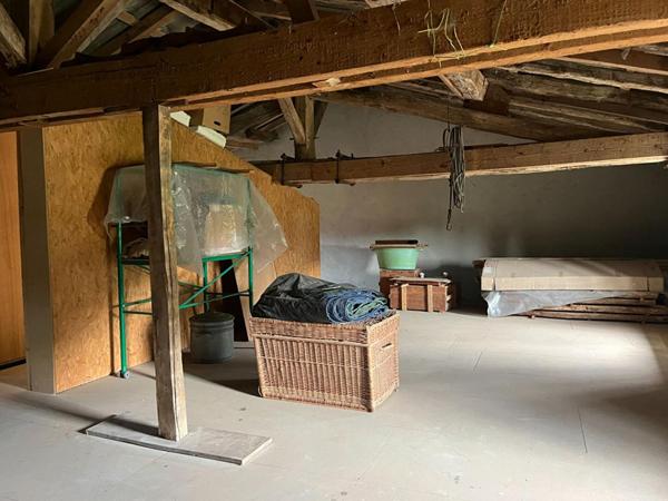 Maison de plain pied de 105 m2 à Fleuré , 2 chambres , grand terrain, garage, atelier ,appentis