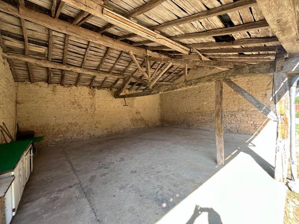 Maison de plain pied de 105 m2 à Fleuré , 2 chambres , grand terrain, garage, atelier ,appentis