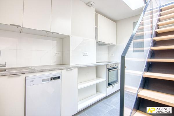 Versailles Notre-Dame Appartement duplex 3 pièces 62 m² au sol (42m² carrez) situé au 1er et dernier étage avec cave €415 000 ** - Référence 25939