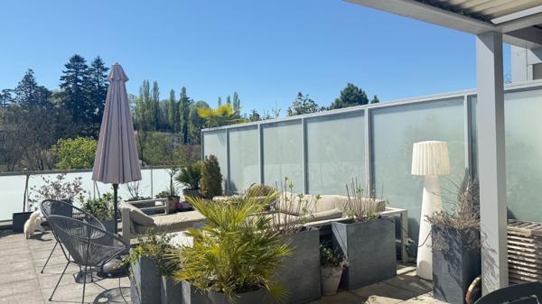 Exclusivité - Appartement T5 toit-terrasse Ecully 120m2 avec garage, piscine et terrasse de 70m2