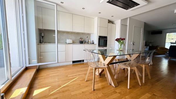 Exclusivité - Appartement T5 toit-terrasse Ecully 120m2 avec garage, piscine et terrasse de 70m2