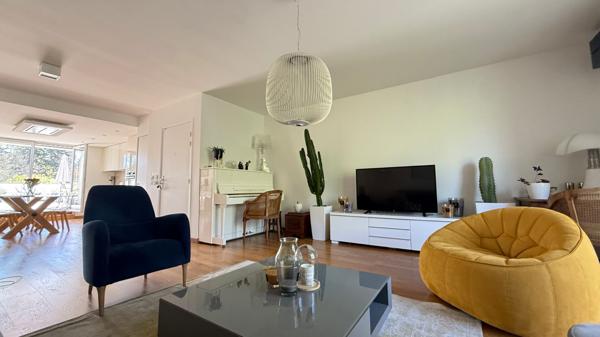 Exclusivité - Appartement T5 toit-terrasse Ecully 120m2 avec garage, piscine et terrasse de 70m2
