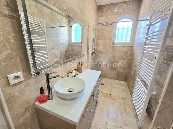 Située à 7 mn de la gare, à 20 mn de COUTRAS et de MONTGUYON, à 35 mn de LIBOURNE et à 50 mn de la rocade de BORDEAUX, cette maison de 1987, sur un terrain de 9 825 M2, clôturé et arboré, vous séduira par ses prestations, ses volumes et son environnement. Elle est composée d'une cuisine équipée donnant sur une salle à manger puis un salon en enfilade pour une surface de plus de 50 M2, de 3 chambres dont une suite parentale (possibilité de faire une 4ème chambre), d'un WC, d'un dressing, d'une buanderie, d'une salle de bain à terminer et d'un garage attenant. Chauffage électrique plus climatisation plus insert. Menuiseries de 2023. Isolation sous toiture refaite en 2026. Taxe foncière : 1 528 €.