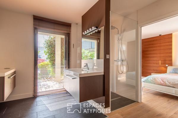 Discrète maison d’architecte avec piscine