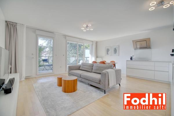 Appartement 4 piéces, 3 chambres, balcon, 2 parkings et une cave.