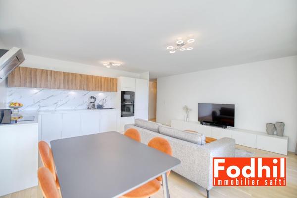 Appartement 4 piéces, 3 chambres, balcon, 2 parkings et une cave.