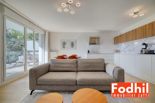 Appartement 4 piéces, 3 chambres, balcon, 2 parkings et une cave.