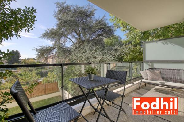 Appartement 4 piéces, 3 chambres, balcon, 2 parkings et une cave.