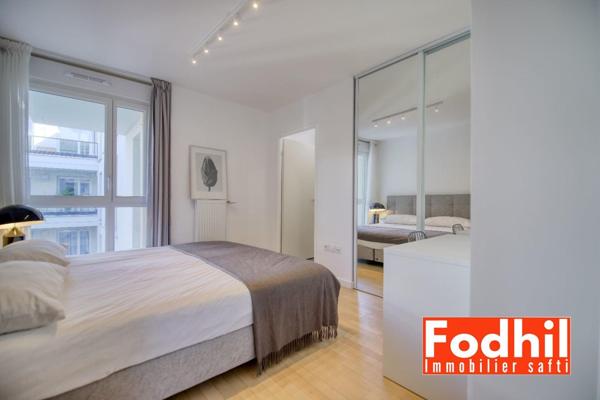 Appartement 4 piéces, 3 chambres, balcon, 2 parkings et une cave.