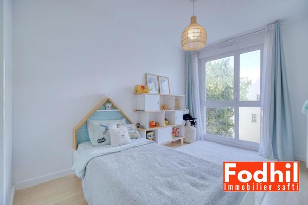 Appartement 4 piéces, 3 chambres, balcon, 2 parkings et une cave.