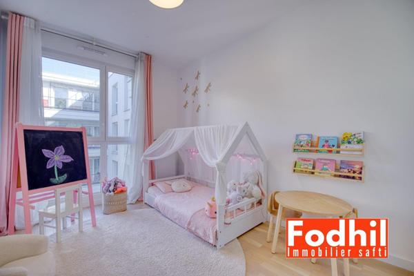 Appartement 4 piéces, 3 chambres, balcon, 2 parkings et une cave.