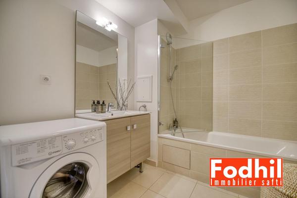 Appartement 4 piéces, 3 chambres, balcon, 2 parkings et une cave.