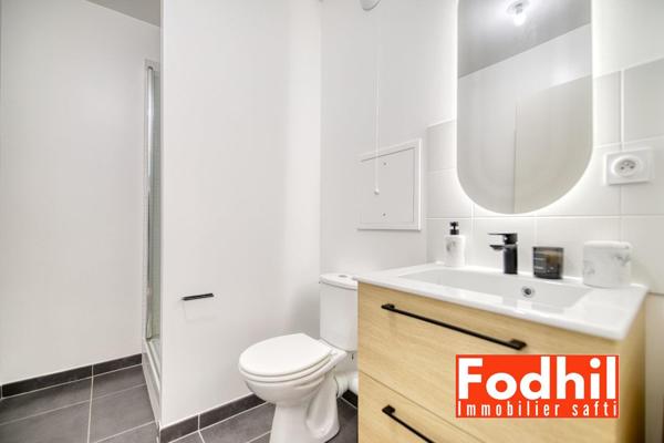 Appartement 4 piéces, 3 chambres, balcon, 2 parkings et une cave.