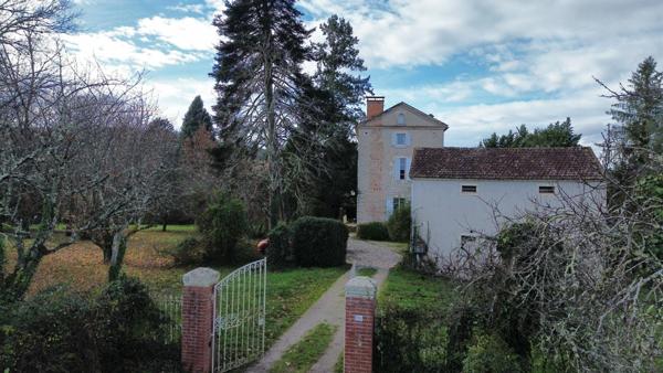 Résidence de caractère avec gîte restaurée, piscine, parc et dépendance aux portes de Cahors.