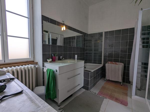 Résidence de caractère avec gîte restaurée, piscine, parc et dépendance aux portes de Cahors.