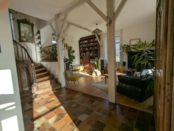 Résidence de caractère avec gîte restaurée, piscine, parc et dépendance aux portes de Cahors.