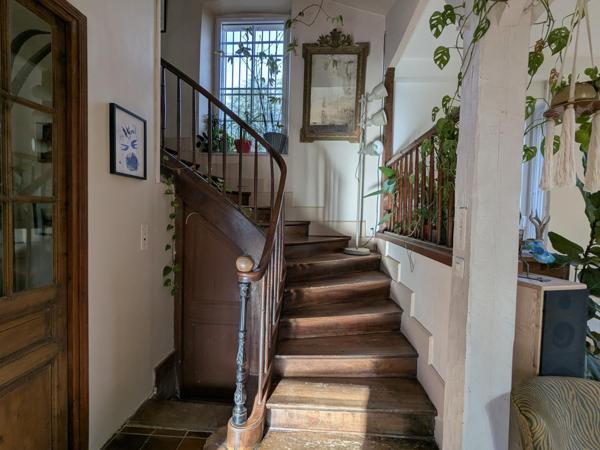 Résidence de caractère avec gîte restaurée, piscine, parc et dépendance aux portes de Cahors.