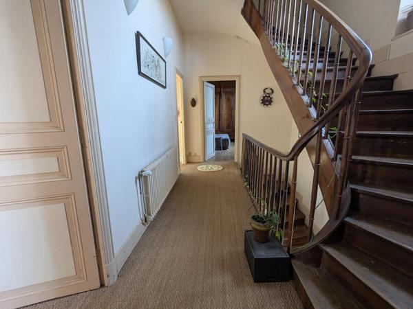 Résidence de caractère avec gîte restaurée, piscine, parc et dépendance aux portes de Cahors.