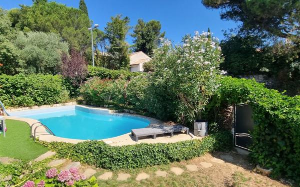 Maison à vendre    7 pièces •  Nîmes