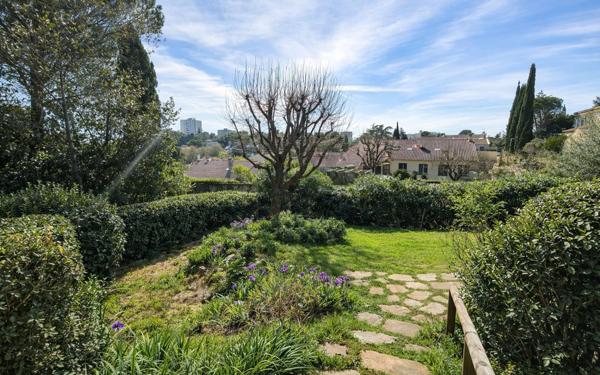 Maison à vendre    7 pièces •  Nîmes