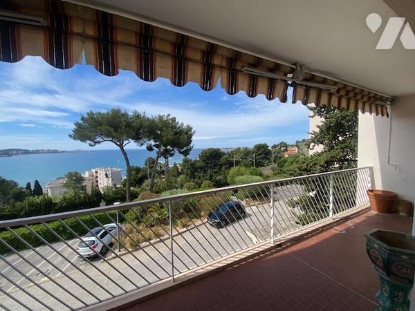 Bandol T3 avec vue mer, terrasse, garage, cave, parking, proche des plages et avec un fort potentiel