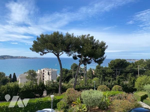 Bandol T3 avec vue mer, terrasse, garage, cave, parking, proche des plages et avec un fort potentiel
