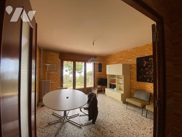Bandol T3 avec vue mer, terrasse, garage, cave, parking, proche des plages et avec un fort potentiel